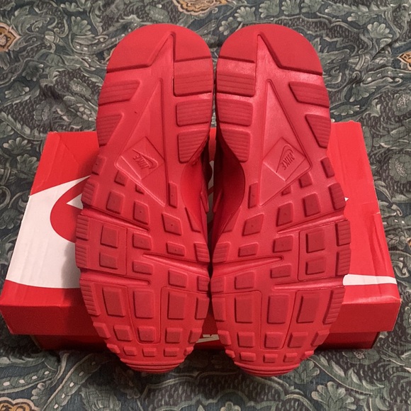 Nike Huarach - Red & White pairs - No Nike box. Only worn 1 time by my child. - Picture 6 of 15